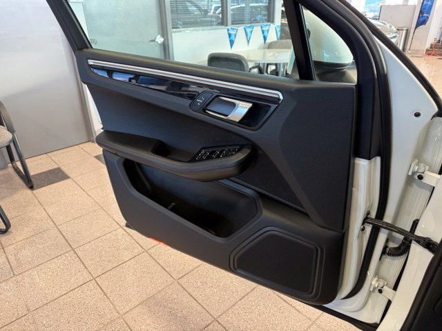 Used 2018 Porsche Macan AWD/4WD image 20