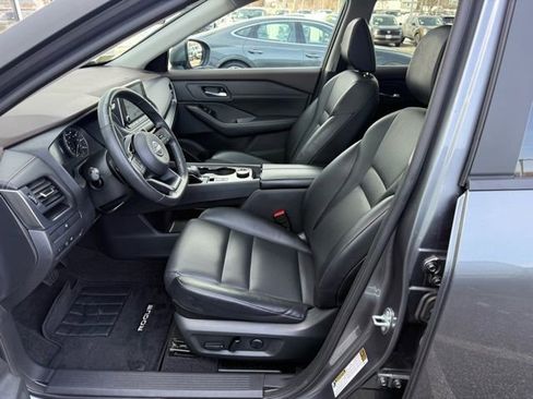 Used 2023 Nissan Rogue SV w/ SV Premium B Package image 16
