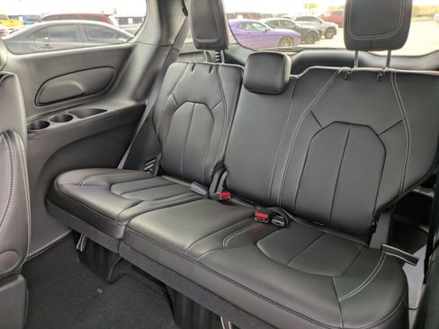 New 2026 Chrysler Pacifica Select image 14