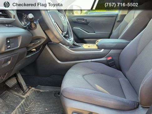 Used 2021 Toyota Highlander LE AWD/4WD image 8