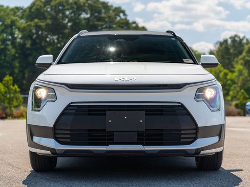 Used 2023 Kia Niro EX image 2