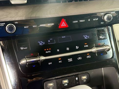 Used 2023 Kia Carnival EX FWD image 17