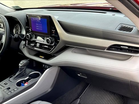 Used 2023 Toyota Highlander XLE image 14