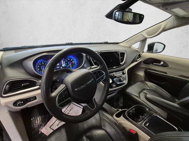 Used 2022 Chrysler Pacifica Touring-L FWD image 16