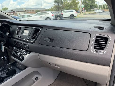 Used 2016 Kia Sedona LX w/ Option Group 020 FWD image 13