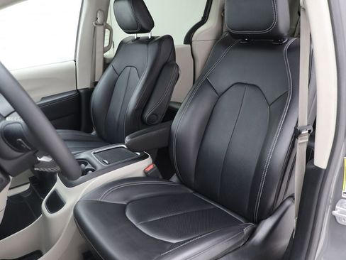 Used 2023 Chrysler Pacifica Touring-L image 15