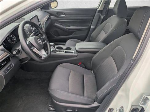 Used 2025 Nissan Altima 2.5 SV FWD image 14