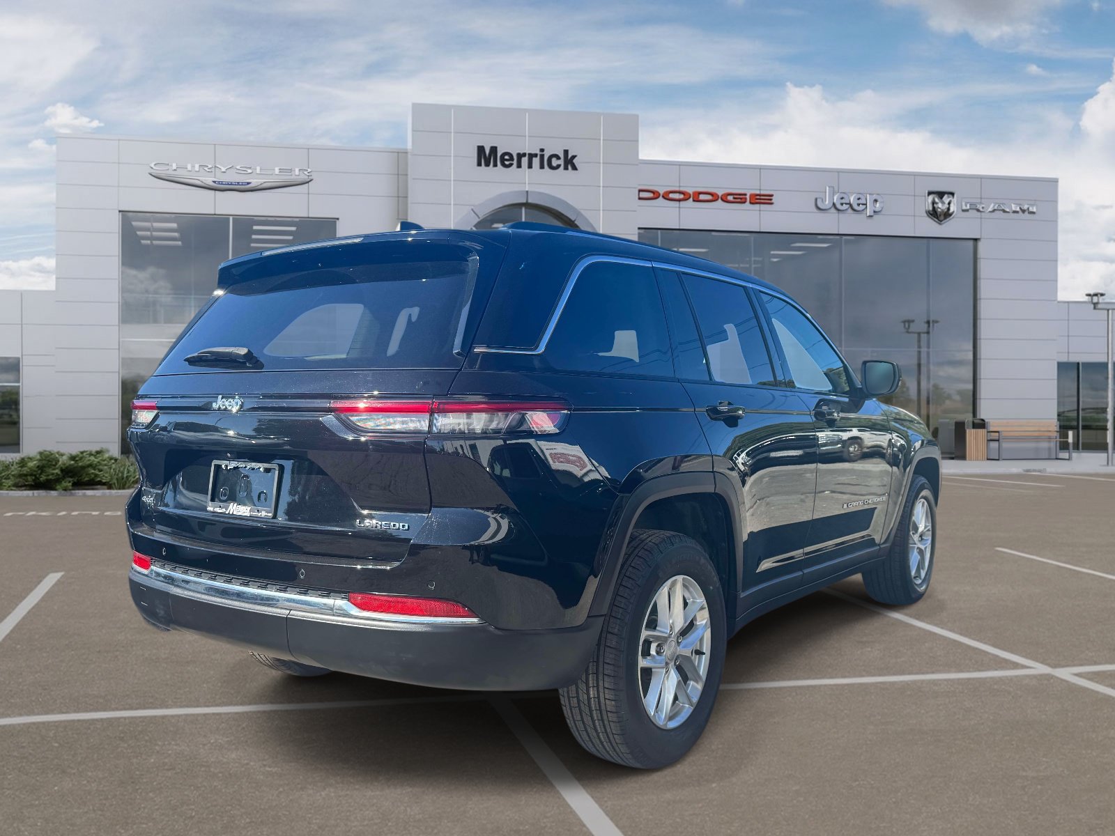 Used 2023 Jeep Grand Cherokee Laredo AWD/4WD image 6