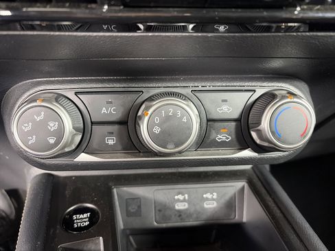 Used 2025 Nissan Kicks SV AWD/4WD image 23