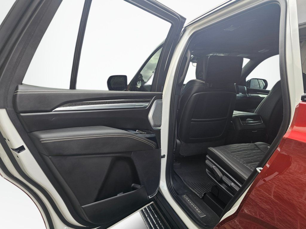 Used 2025 Cadillac Escalade V AWD/4WD image 18