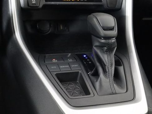 Used 2020 Toyota RAV4 LE FWD image 25
