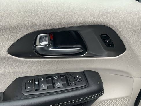 Used 2024 Chrysler Pacifica Touring-L image 31