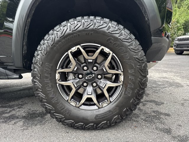 Used 2025 Chevrolet Colorado ZR2 w/ Technology Package AWD/4WD image 14