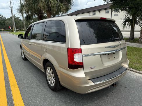 Used 2013 Chrysler Town & Country Touring FWD image 7