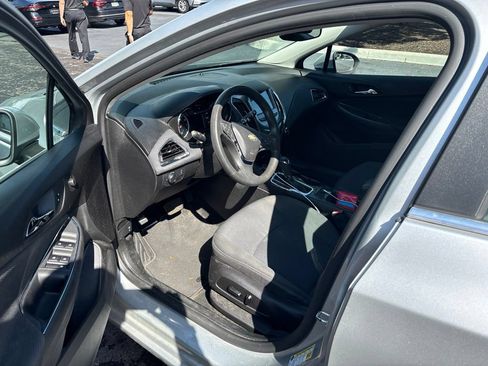 Used 2017 Chevrolet Cruze LT w/ Convenience Package FWD image 12