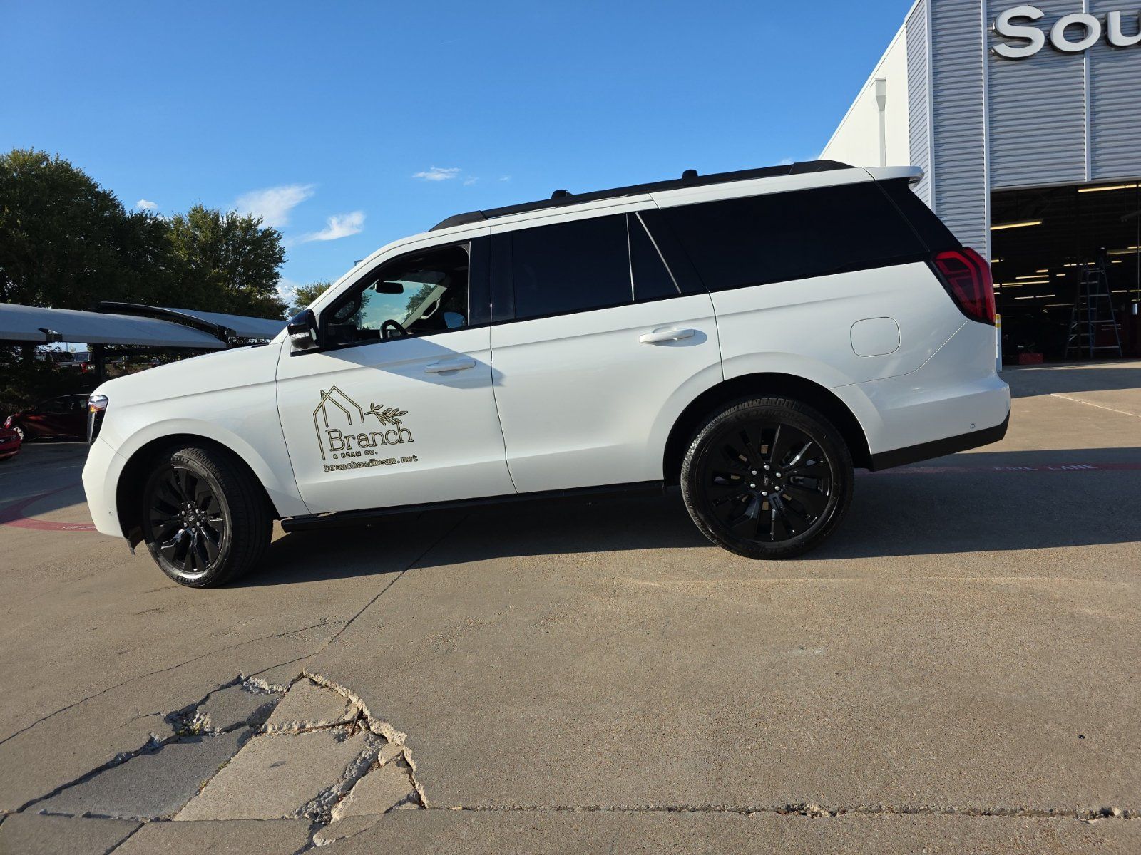 Used 2025 Ford Expedition Platinum w/ Stealth Appearance Package AWD/4WD image 5