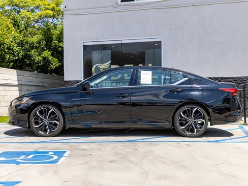 Used 2024 Nissan Altima 2.5 SR FWD image 9