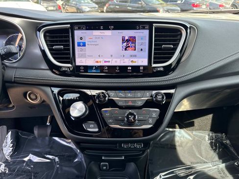 New 2025 Chrysler Pacifica Select FWD image 23