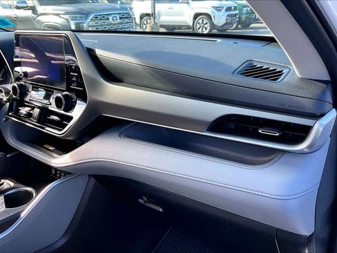 Used 2023 Toyota Highlander XLE image 18