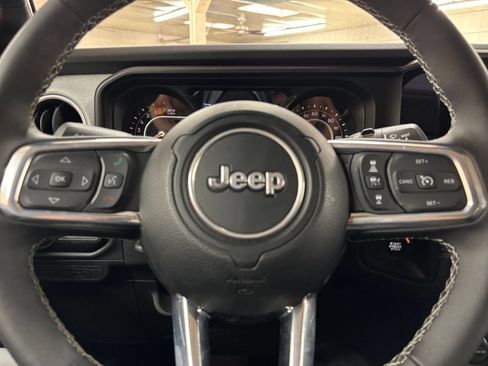 Used 2025 Jeep Wrangler Unlimited Sahara AWD/4WD image 28