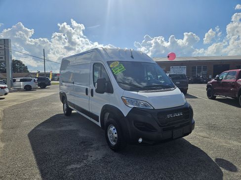 Used 2024 RAM ProMaster 2500 w/ Convenience Group FWD image 3