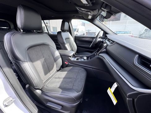 Used 2025 Jeep Grand Cherokee L Altitude image 19