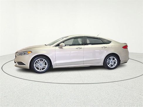 Used 2018 Ford Fusion SE w/ Fusion SE Technology Package image 4