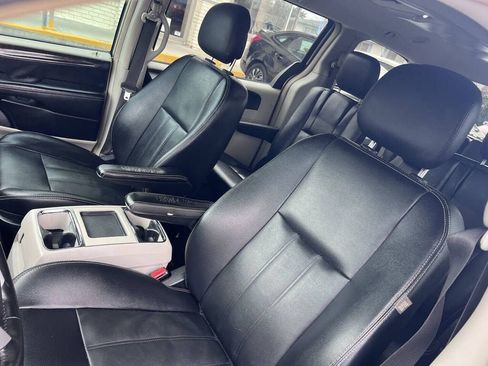 Used 2015 Chrysler Town & Country Touring w/ Driver Convenience Group image 15