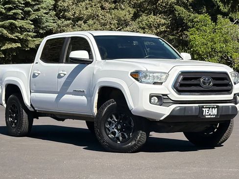 Used 2020 Toyota Tacoma SR5 AWD/4WD image 2