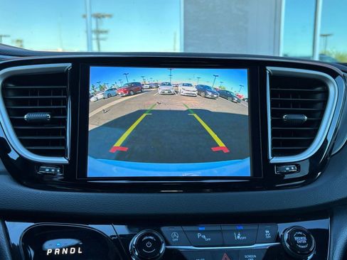 Used 2025 Chrysler Pacifica Select image 17