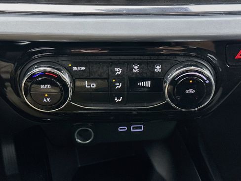 Used 2025 Chevrolet Trax LT FWD image 23