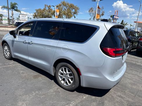 Used 2024 Chrysler Pacifica Touring-L FWD image 20