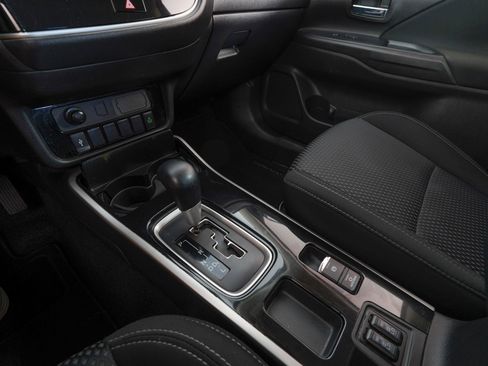 Used 2020 Mitsubishi Outlander ES FWD image 20