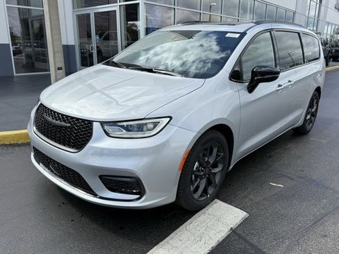 New 2026 Chrysler Pacifica Limited image 4