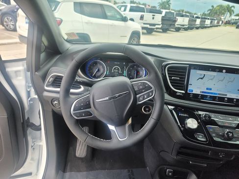 Used 2026 Chrysler Pacifica Select FWD image 20