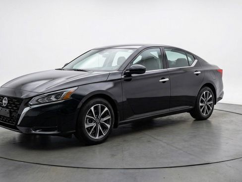 Used 2025 Nissan Altima 2.5 SV image 3