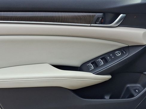 Used 2018 Honda Accord EX image 12