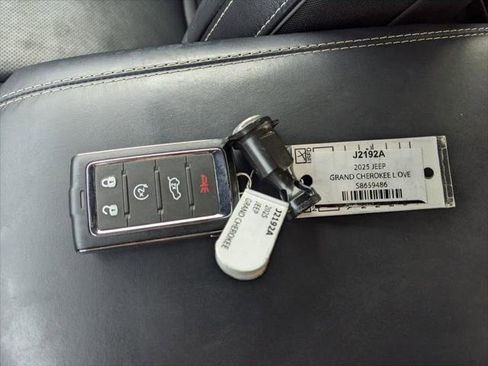 Certified 2025 Jeep Grand Cherokee L Overland AWD/4WD image 37