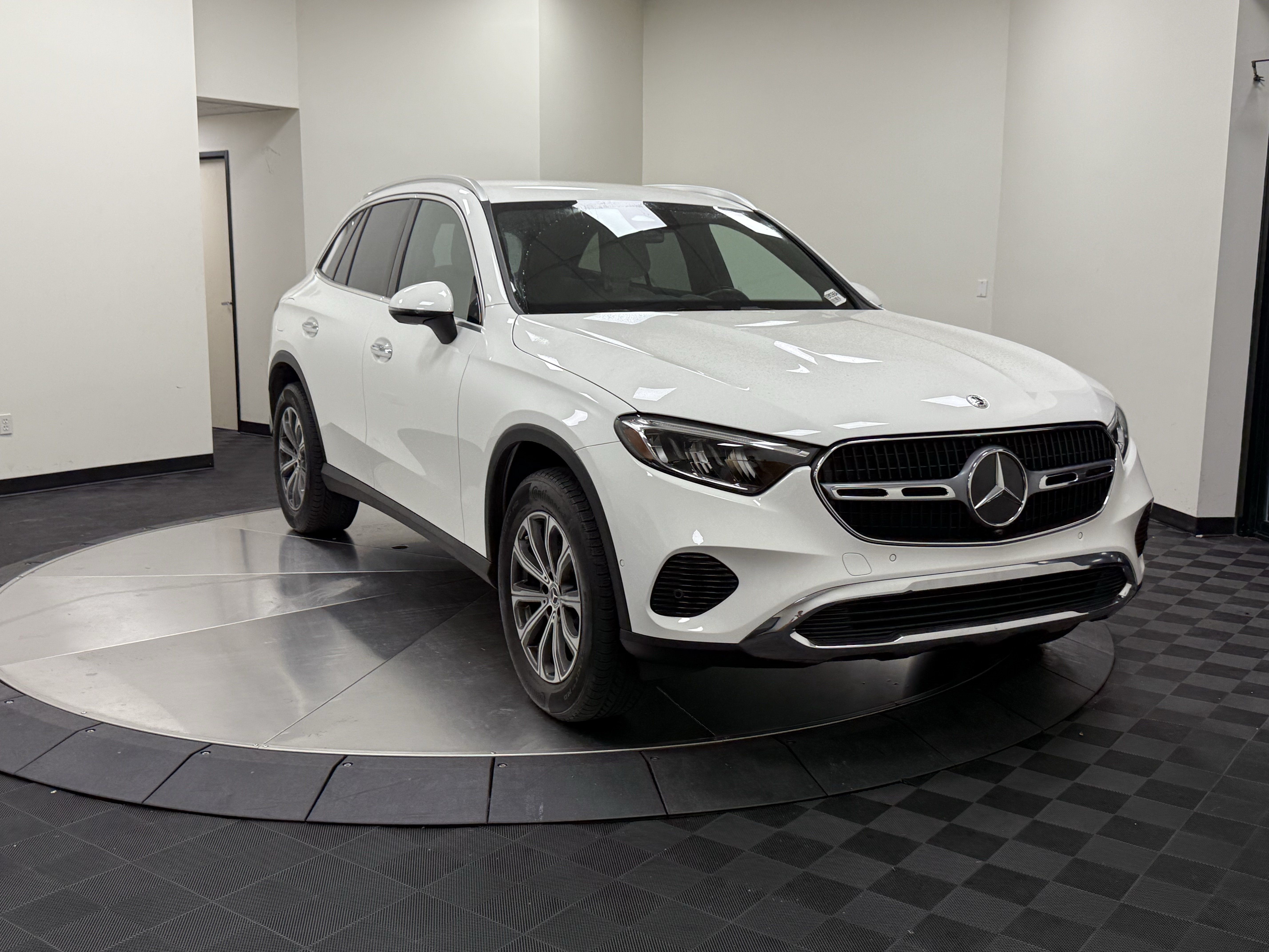 Used 2024 Mercedes-Benz GLC 300 4MATIC image 2