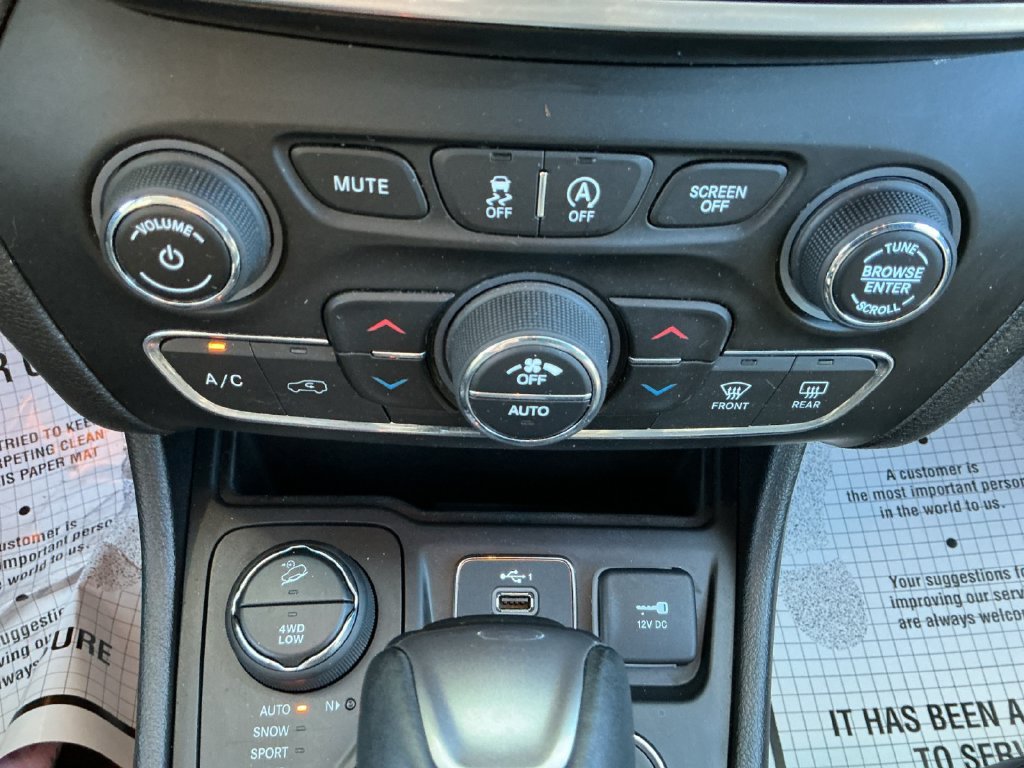 Used 2021 Jeep Cherokee Latitude Lux w/ Comfort/Convenience Group AWD/4WD image 16