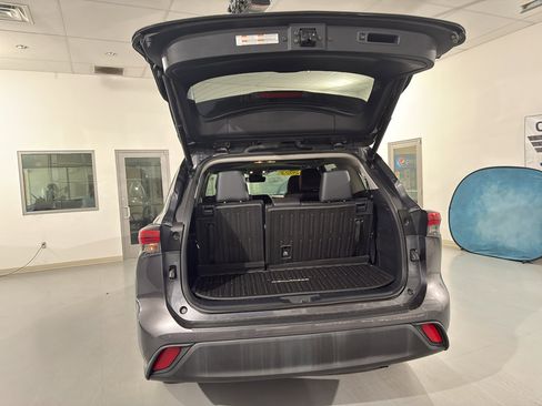 Used 2023 Toyota Highlander XLE image 12