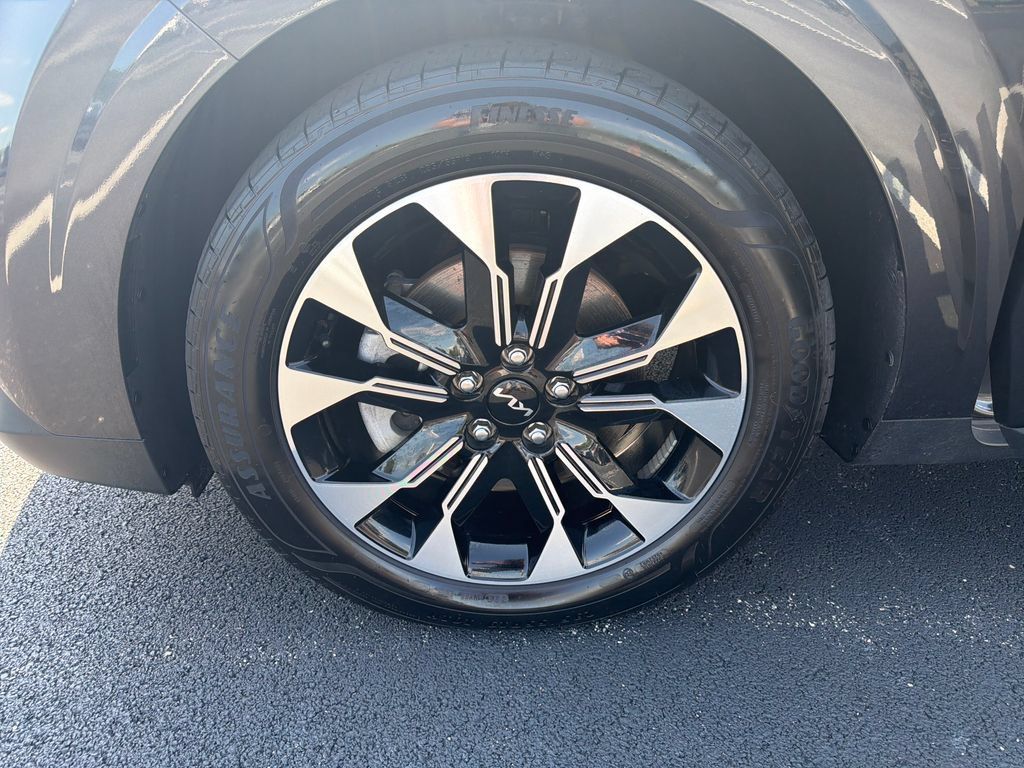 Used 2023 Kia Carnival EX FWD image 10