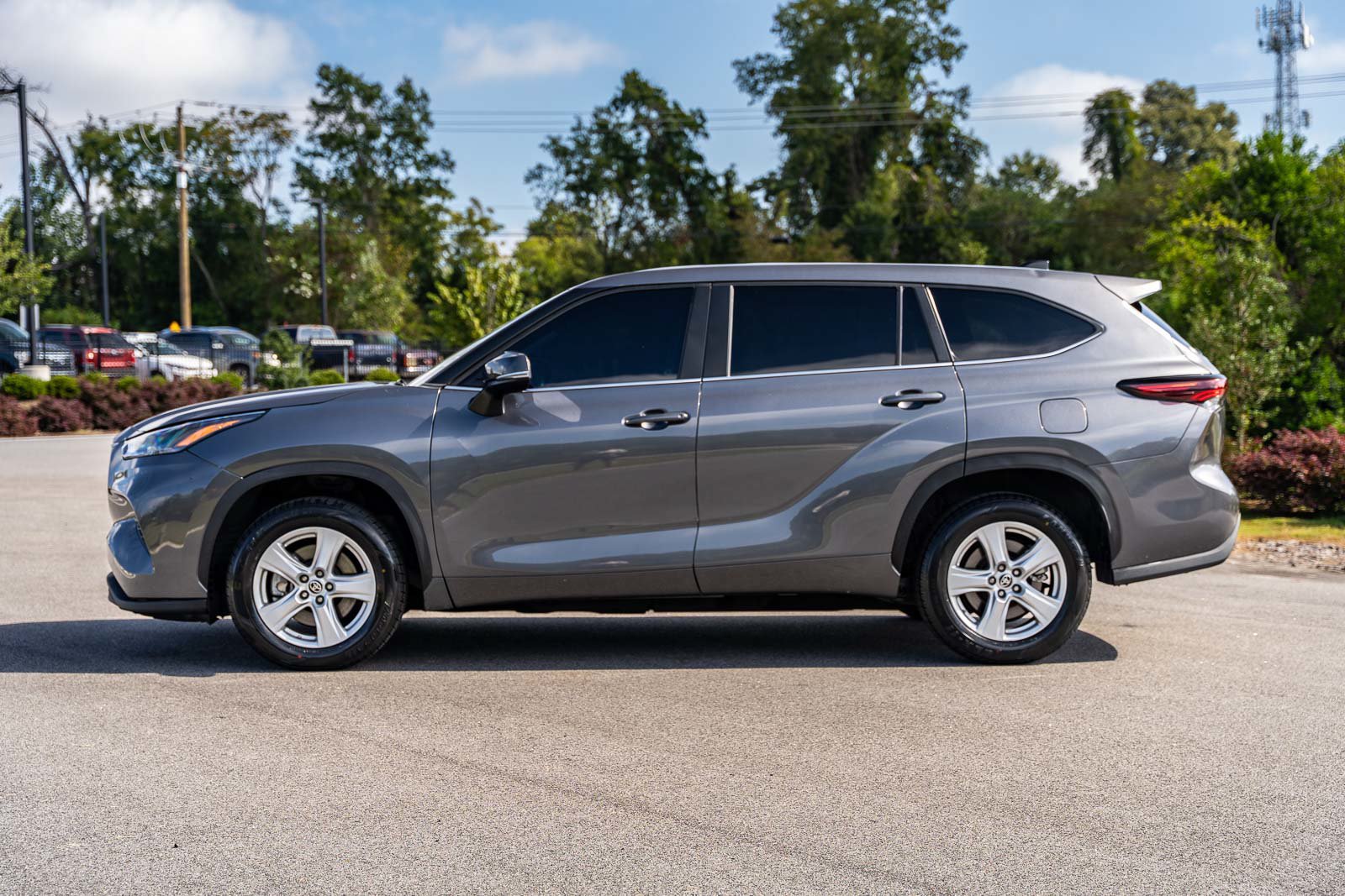 Used 2024 Toyota Highlander LE FWD image 4