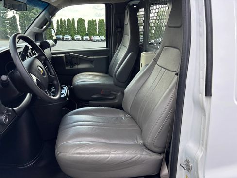 Used 2016 Chevrolet Express 2500 RWD image 18
