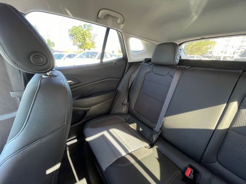 Used 2025 Chevrolet Trax LT w/ LT Convenience Package FWD image 40