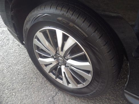 Used 2018 Nissan Pathfinder SV image 19