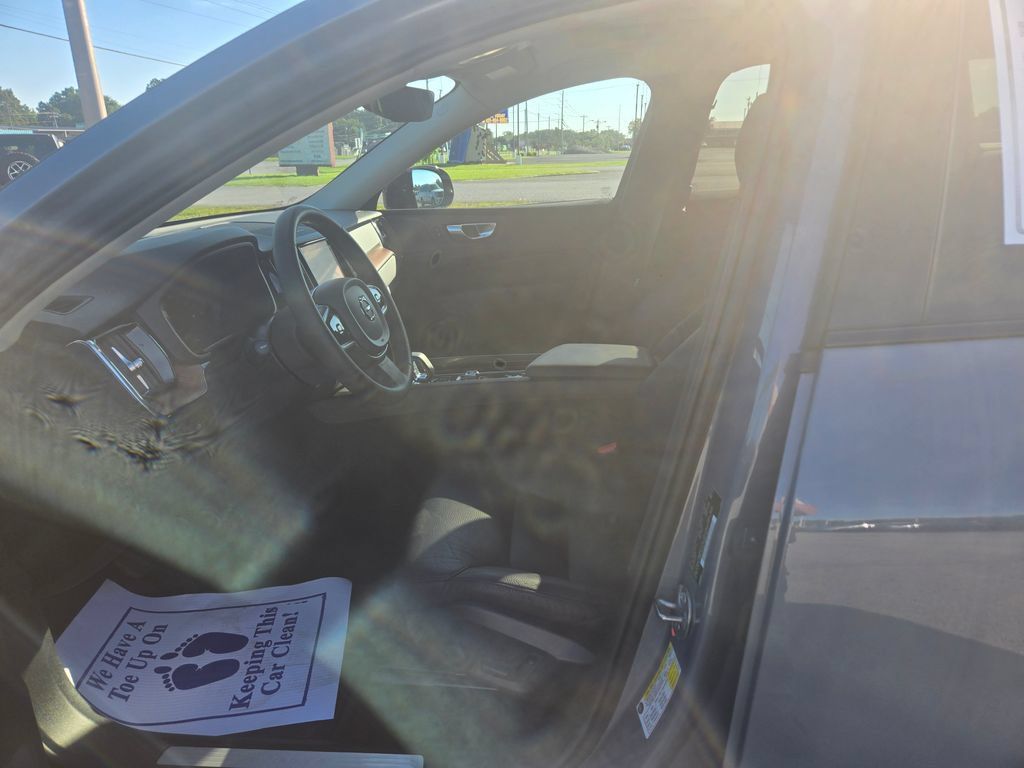 Used 2024 Volvo XC60 B5 Plus AWD/4WD image 7