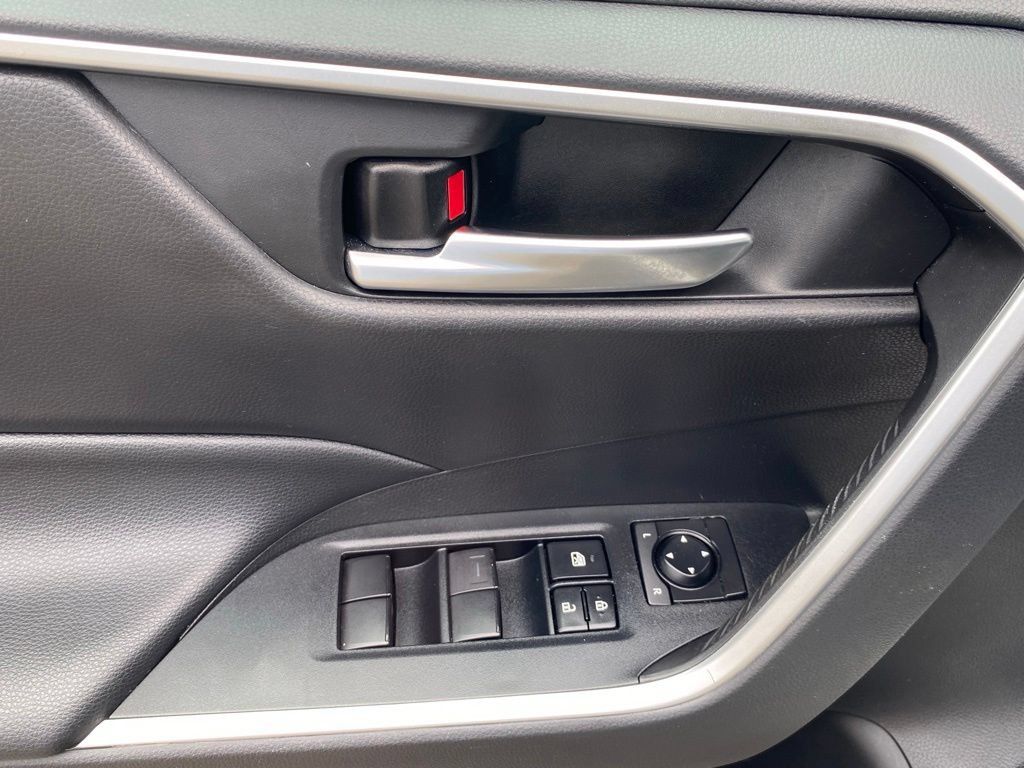 Used 2021 Toyota RAV4 XLE FWD image 21