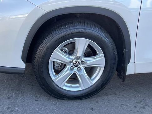 Used 2020 Toyota Highlander LE image 30