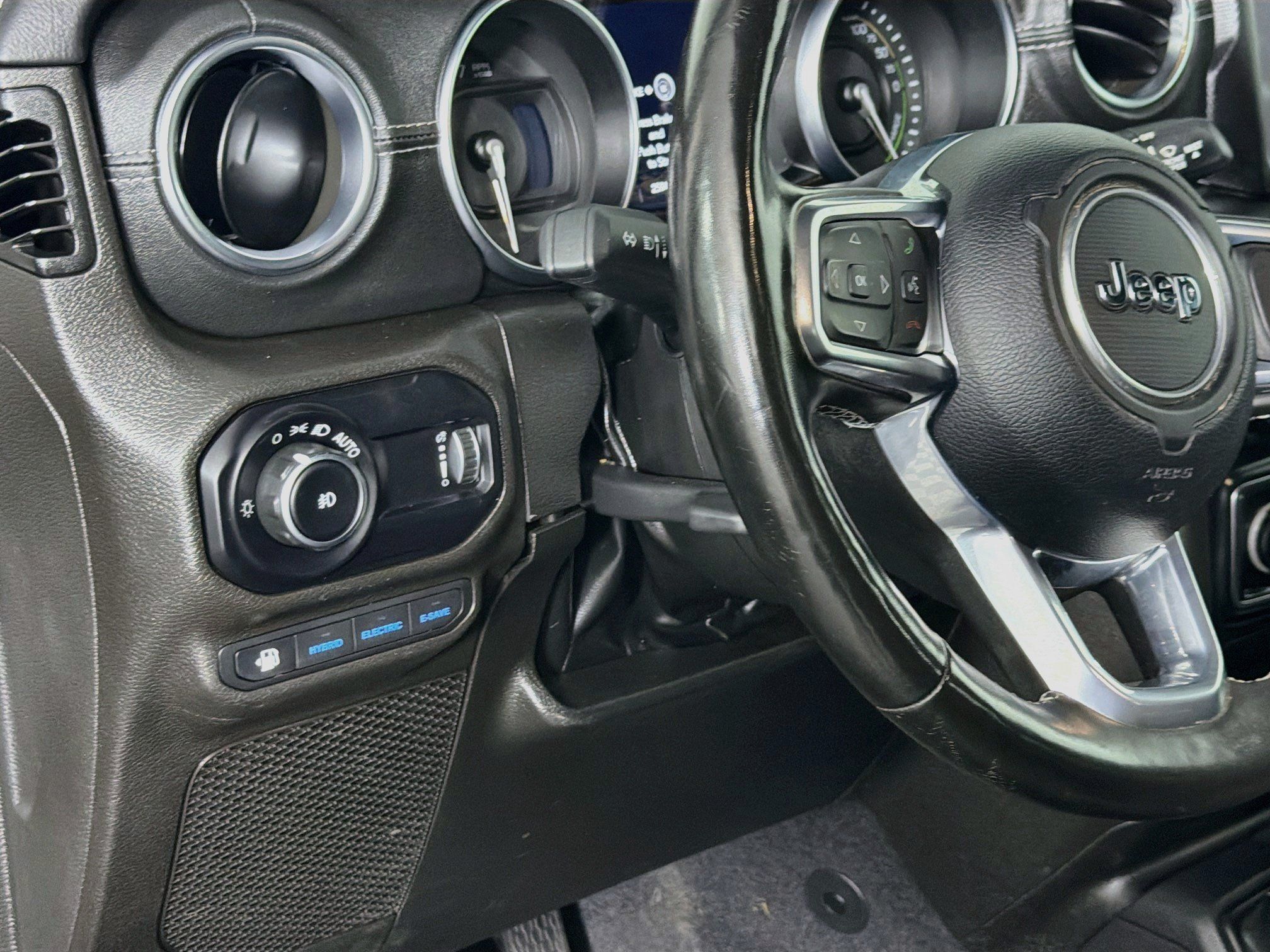 Used 2023 Jeep Wrangler Unlimited Sahara w/ Cold Weather Group AWD/4WD image 16